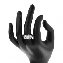 Prsten ve stříbrné barvě, tři čiré blýskavé ovály a drobné lístky