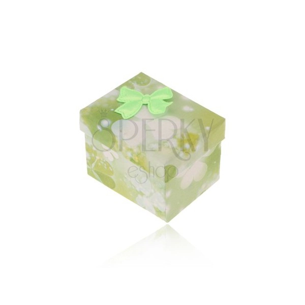 Zelenobílá krabička na prsten nebo náušnice, potisk s trojlístky, mašlička