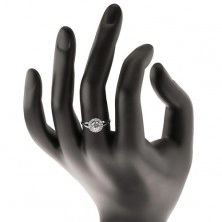 Prsten z bílého 14K zlata - zirkon čiré barvy lemovaný drobnými zirkonky