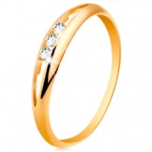 Prsten ze žlutého 14K zlata - tři kulaté čiré zirkony v úzkém výřezu, lesklá ramena