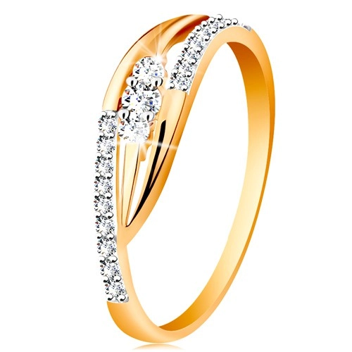 Zlatý prsten 585 - lesklá zahnutá ramena, třpytivé pásy a tři zirkony - Velikost: 51