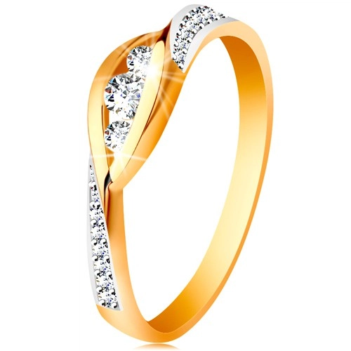 Zlatý 14K prsten - lesklé zahnuté konce ramen, tři zirkony a třpytivé pásy - Velikost: 60