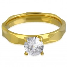 Zásnubní prsten z chirurgické oceli zlaté barvy, broušená ramena, čirý zirkon