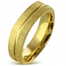 Hranatý prsten z chirurgické oceli zlaté barvy - pískovaný a saténový pás, 7 mm