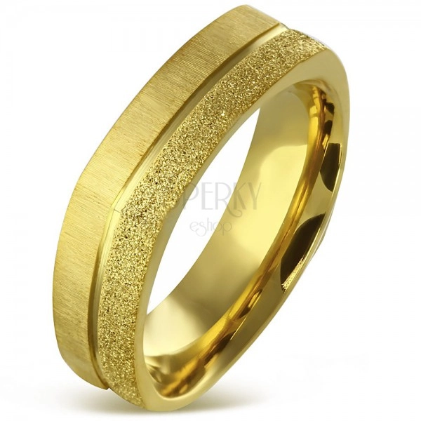 Hranatý prsten z chirurgické oceli zlaté barvy - pískovaný a saténový pás, 7 mm