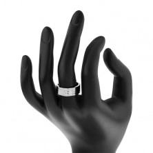 Prsten z chirurgické oceli stříbrné barvy, úzké šikmé zářezy, zirkonek