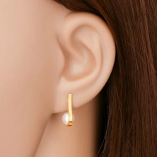 Zlaté náušnice 585 - úzký svislý proužek, bílá perla v zahnuté spodní části