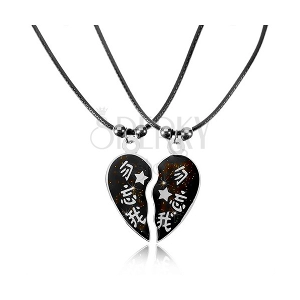 Dva náhrdelníky pro zamilované s čínskými znaky, rozdělené srdíčko