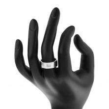 Prsten z chirurgické oceli, dva šikmé zářezy, čirý zirkon, lesklý povrch