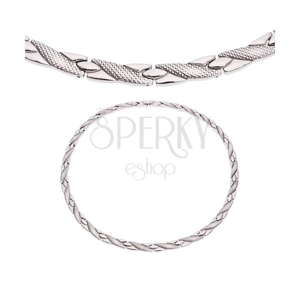Ocelový náhrdelník, šikmé linie s hadím vzorem, stříbrný odstín, magnety