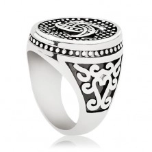 Ocelový prsten, tečkovaný ovál s keltským motivem, ornamenty na ramenech