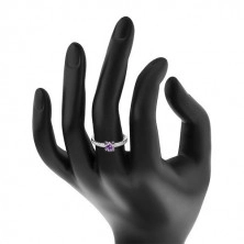 Stříbrný prsten 925, kulatý zirkon fialové barvy, čiré zirkony na ramenech