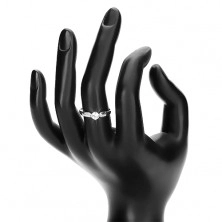 Stříbrný 925 prsten, blýskavý čirý zirkon uprostřed a drobné zirkony po stranách