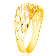 Prsten ze žlutého 14K zlata - mřížka z tenkých blýskavých linií, drobné zářezy