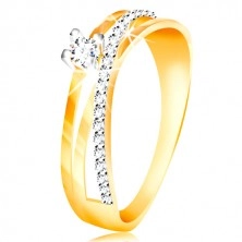 Prsten ve 14K zlatě - šikmá zirkonová linie čiré barvy, kulatý zirkon v kotlíku