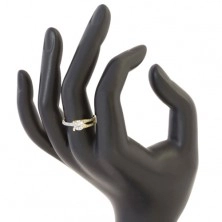 Prsten ze 14K zlata - velký čirý zirkon, asymetrická ramena s drobnými zirkony