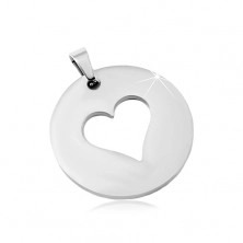 Ocelový přívěsek ve stříbrném odstínu, matný kruh s výřezem ve tvaru srdce