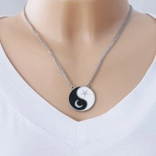 Ocelový náhrdelník, dva řetízky, černobílý symbol Jin a Jang, měsíc a hvězda
