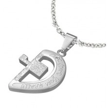 Ocelový přívěsek stříbrné barvy, polovina srdce s křížem a nápisy