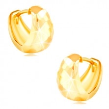 Náušnice ve žlutém 14K zlatě - zaoblený trojúhelník s broušeným povrchem