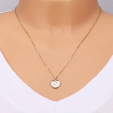Přívěsek ze žlutého 14K zlata - srdce s perletí a šikmým obrysem uprostřed