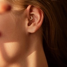 Kruhový piercing do ucha nebo nosu s ozdobnou korunkou ze zirkonů