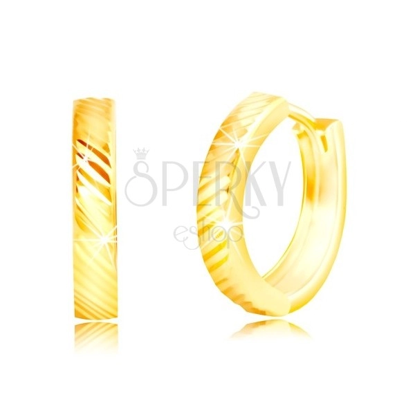 Náušnice ve žlutém 14K zlatě - úzké lesklé kroužky s diagonálními liniemi