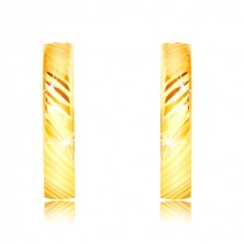Náušnice ve žlutém 14K zlatě - úzké lesklé kroužky s diagonálními liniemi