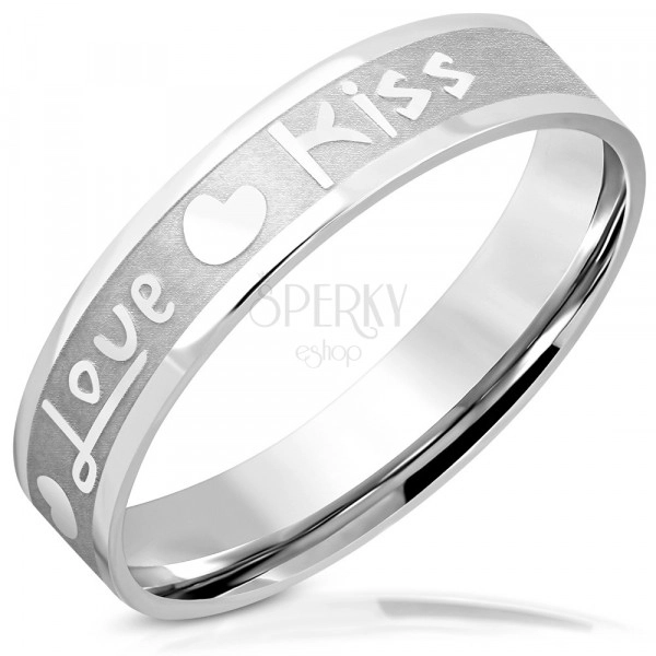 Prsten z oceli - matný pás s lesklými hranami, nápis "Love" a "Kiss", srdíčka, 5 mm