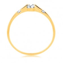 Zlatý prsten 375 - tři čiré zirkonové čtverečky, lesklá a hladká ramena
