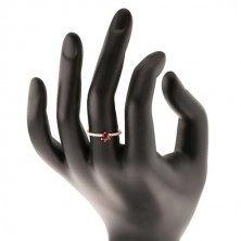 Prsten ze žlutého 9K zlata - vyvýšený červený granát, čiré zirkonové linie
