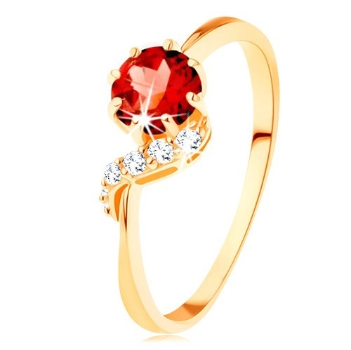 Zlatý prsten 375 - kulatý granát červené barvy, blýskavá vlnka - Velikost: 59