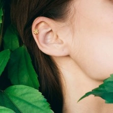 Piercing do ucha, brady nebo rtu - symbol štěstí s čirými kulatými zirkonky, 6 mm