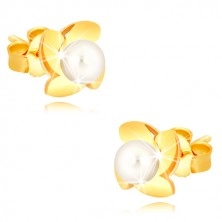 Zlaté 9K náušnice - zrcadlově lesklý kvítek se čtyřmi okvětními lístky, bílá perla