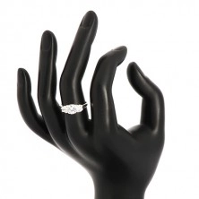 Stříbrný 925 prsten - tři kulaté třpytivé zirkony, srdíčkovité výřezy