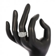 Prsten ze stříbra 925 - detailně tvarovaná kostra ruky, lesklá ramena, patina