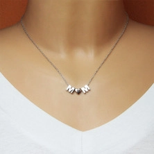 Rhodiovaný stříbrný náhrdelník 925 - motiv "MOM" tvořený písmeny "M" a srdíčkem