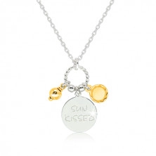 Lesklý stříbrný 925 náhrdelník - známka s nápisem "SUN KISSED", sluníčko a kulička ve zlaté barvě