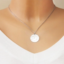 Rhodiovaný stříbrný náhrdelník 925 - lesklý kroužek s nápisem "Mom" v kontuře srdce