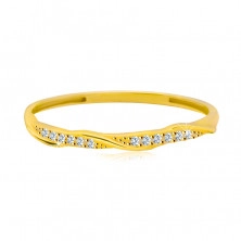 Prsten ze žlutého 14K zlata - čirá zirkonová kontura protkaná lesklou a hladkou linií