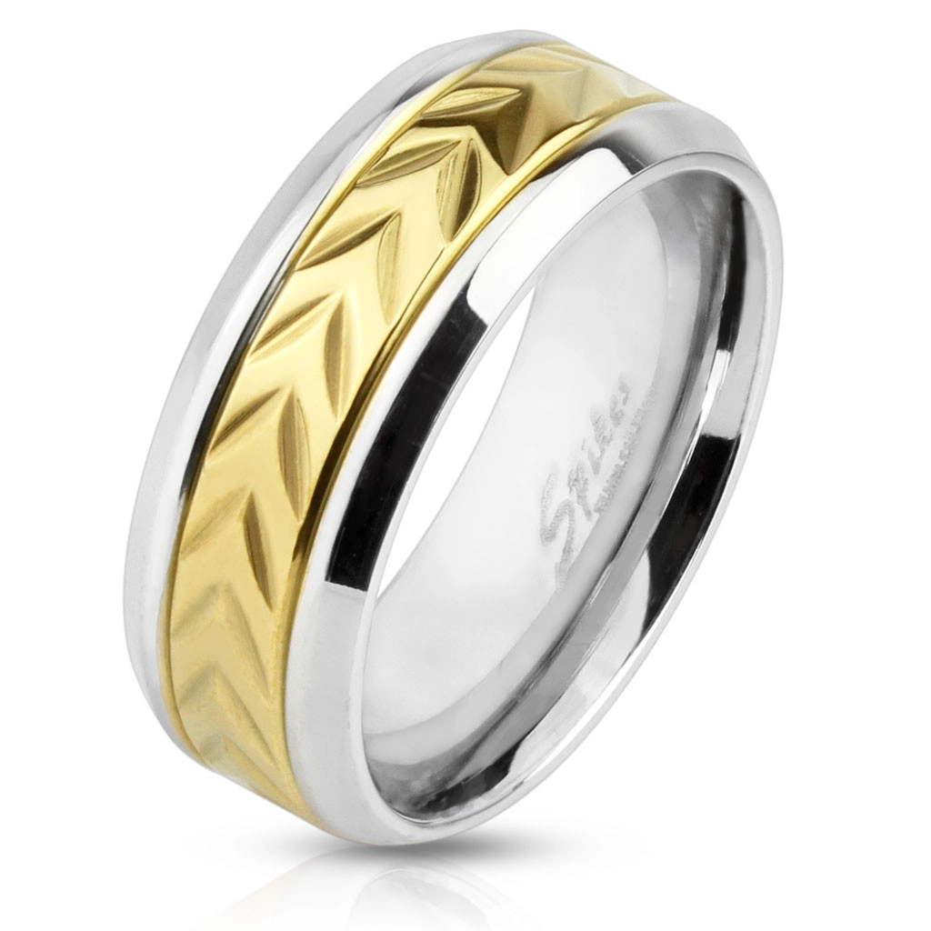 Ocelový prsten - pás se zářezy ve zlaté barvě, úzké linie na okrajích ve stříbrné barvě, 8 mm - Velikost: 68