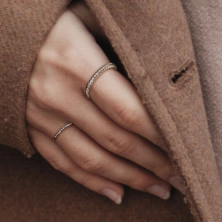 Prsten z oceli ve stříbrné barvě - zatočené lesklé proužky, 2 mm