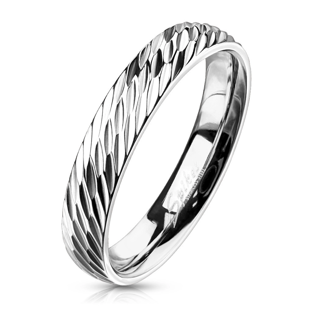 Ocelový prstýnek ve stříbrném odstínu - hluboké diagonální zářezy, 4 mm - Velikost: 65