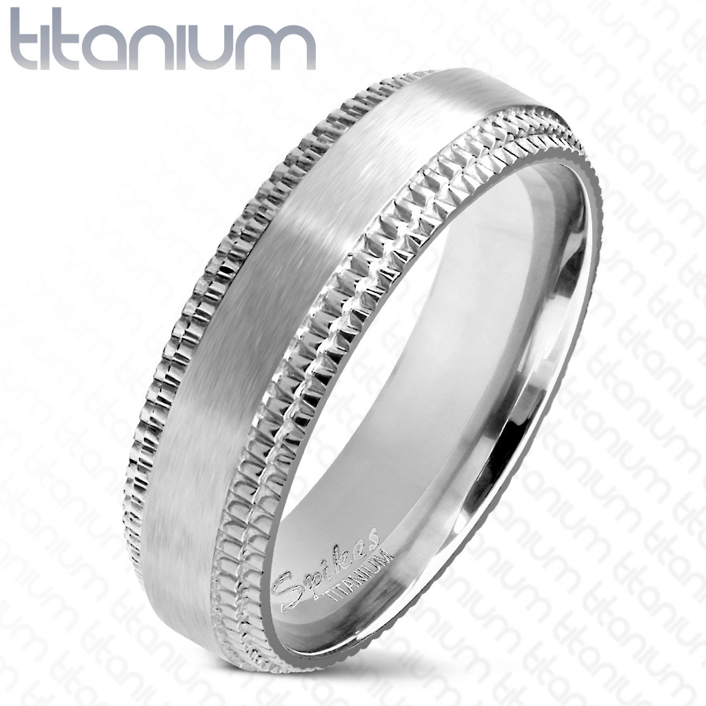 Titanový prstýnek ve stříbrném odstínu - středový matný pás, vroubkované okraje, 6 mm - Velikost: 65