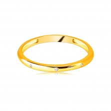 Zlatý prsten ze 14K zlata - tři zirkony čiré barvy, zrcadlově lesklý a hladký povrch