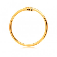 Zlatý 585 prsten s úzkými rameny - dva trojlístky s čirými kulatými zirkony
