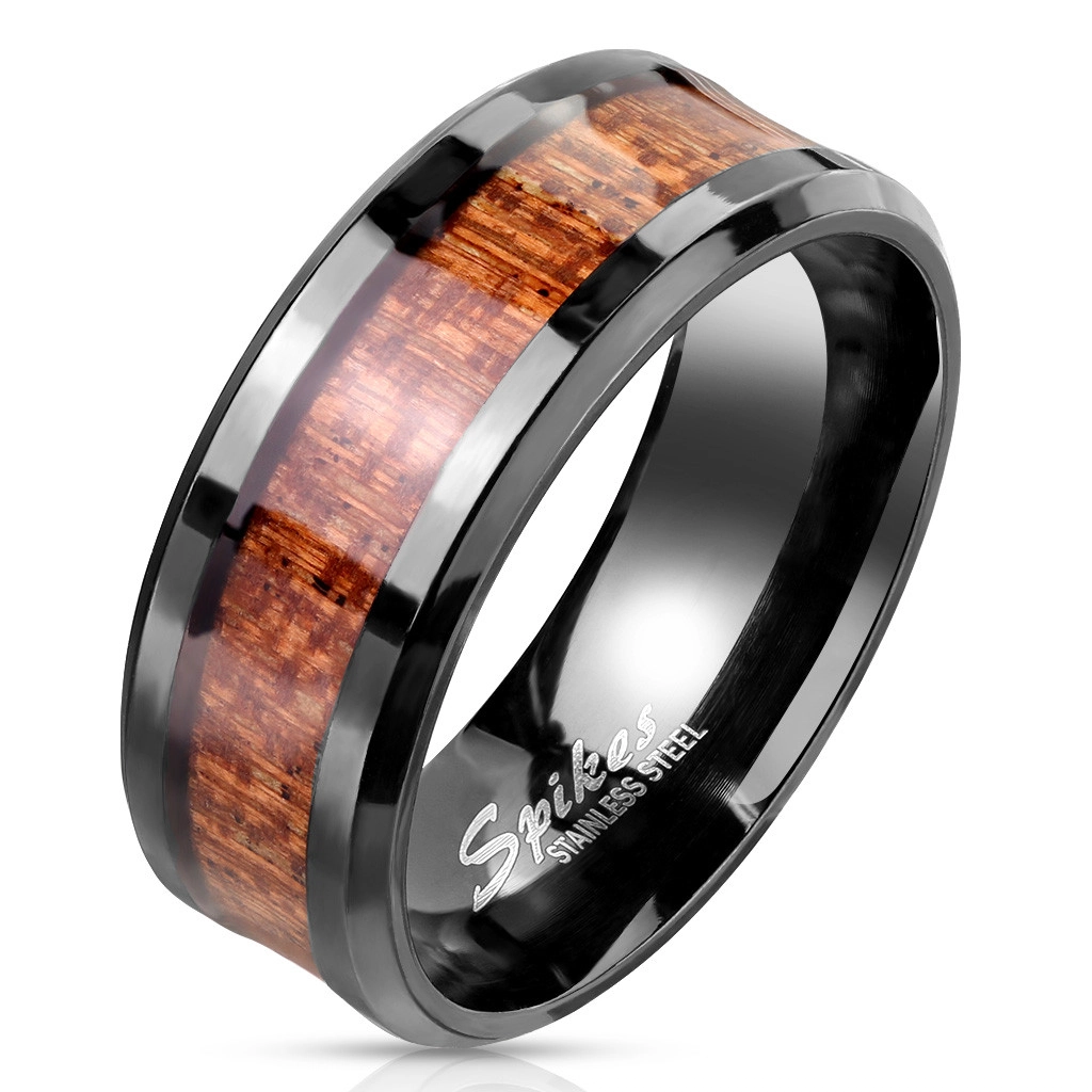 Ocelový prsten v černé barvě - proužek s dřevěným motivem, hladká čirá glazura - Velikost: 57