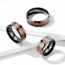 Ocelový prsten v černé barvě - proužek s dřevěným motivem, hladká čirá glazura