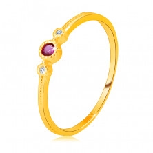 Prsten ze žlutého 14K zlata - červený rubín v objímce, kulaté zirkony, tečky