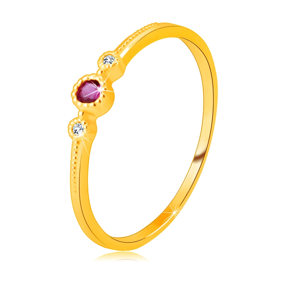 Prsten ze žlutého 14K zlata - červený rubín v objímce, kulaté zirkony, tečky - Velikost: 51